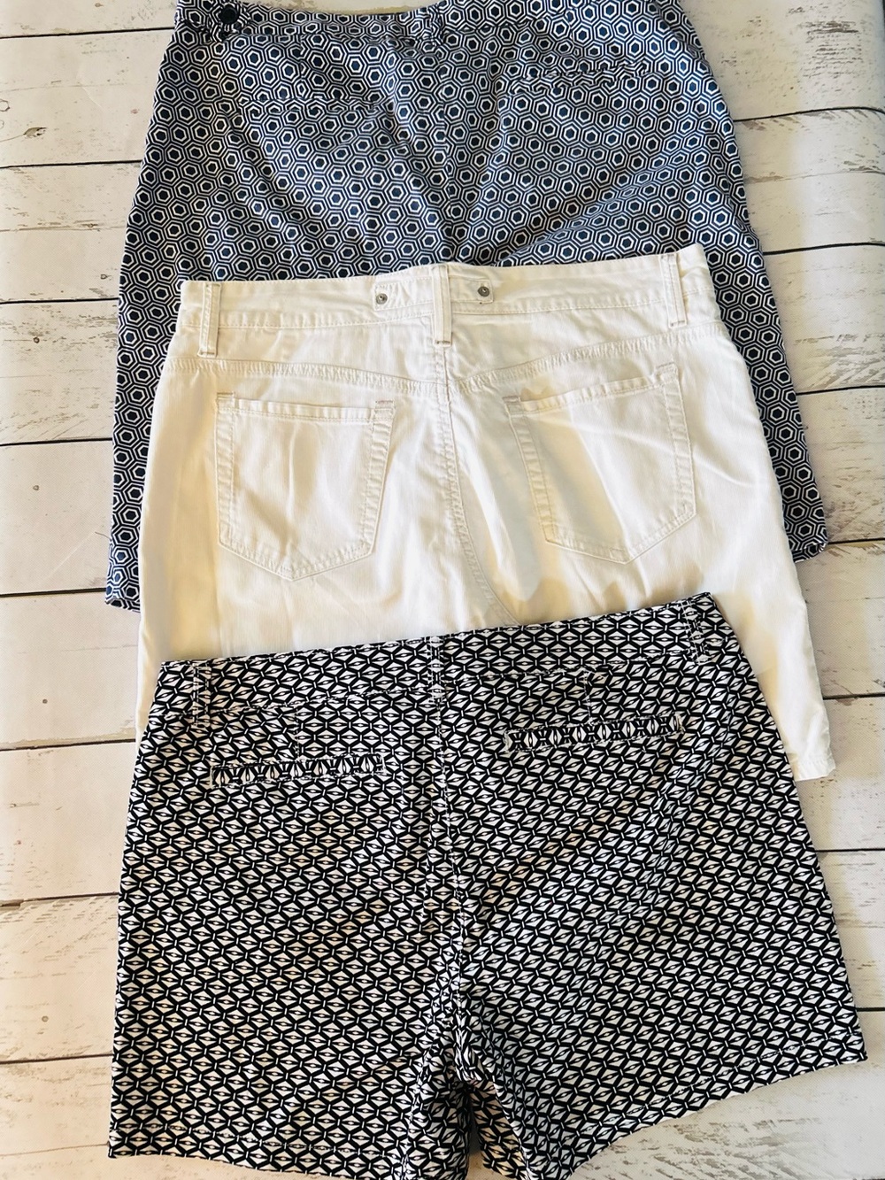 Two Women’s Blue Printed High Rise Shorts and a White/Cream Skort Bundle Sz 12 - Picture 2 of 12